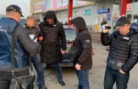 В Киеве оперуполномоченный Нацполиции требовал взятку у продавца нелегального алкоголя 