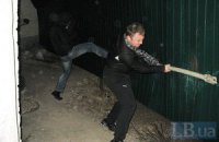 Киевляне сносят забор незаконной стройки на Жилянской (ОБНОВЛЕНО)
