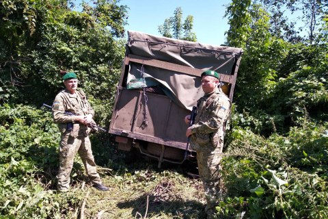 Российский "УАЗ" с шубами и пуховиками прорвался через украинскую границу в Сумской области