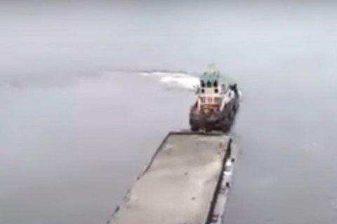 Баржа врезалась в опору Паркового пешеходного моста в Киеве