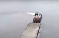 Баржа врезалась в опору Паркового пешеходного моста в Киеве