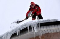В Харькове погиб промышленный альпинист, который убирал снег с крыши