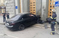 В Харьковский горсовет врезалась иномарка