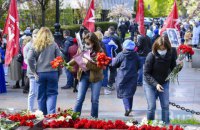 У Києві відбулася акція біля пам’ятника Ватутіну з покладанням квітів і червоними прапорами