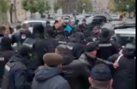 У Києві відбулася сутичка між правоохоронцями та "євробляхерами", які перекрили рух