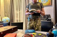 Буданов показав, які книги отримав із "Книжкового Арсеналу"