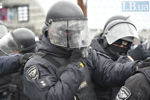 У центрі Києва намагалися захопити будівлю, поранено поліцейського