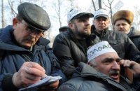 Чернобыльцы под Кабмином пишут заявления на случай смерти