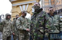100 активистов "Правого сектора" митингуют у АП