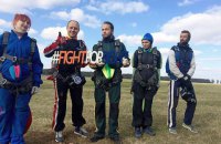 Незрячие люди прыгнули с парашютом на киевском аэродроме
