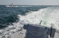 Украинские корабли начали отход из Керченского пролива, российские их преследуют