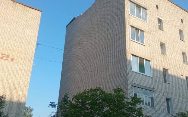 У Глухові ворожим обстрілом пошкоджена багатоповерхівка