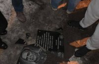 В Одессе пытались установить мемориальную доску Жукову, но она упала и разбилась