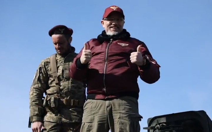 Резніков провів тест-драйв американських бронемашин Strykers і Cougars