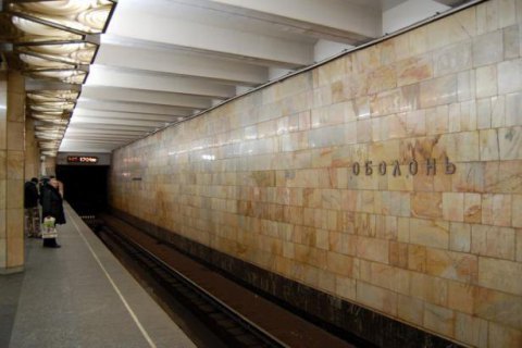 В киевском метро из-за падения пассажира на рельсы не работали несколько станций "синей" ветки