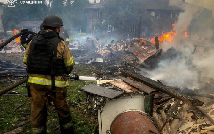 На Сумщині після ударів окупантів виникла масштабна пожежа в житловому секторі 