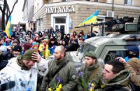 Жителі Маріуполя зустріли бійців "Азова" після наступу