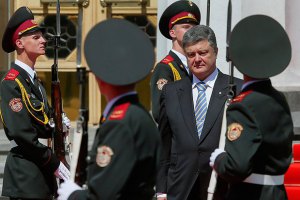 Порошенко поручил отдать армии сэкономленные на выборах деньги