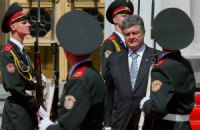 Порошенко поручил отдать армии сэкономленные на выборах деньги