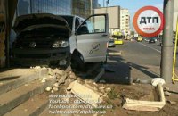 В Киеве микроавтобус въехал в здание гостиницы