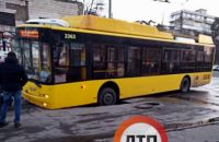 В Святошинском районе Киева под троллейбусом провалился асфальт