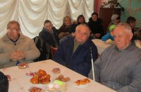 ​На "святковому обіді" в Коростенському УТОСі владу пригощали м'ясом і виноградом, а людей з інвалідністю - булочками та печивом