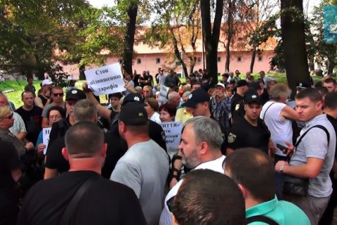 Во Львове участников пророссийского митинга забросали помидорами