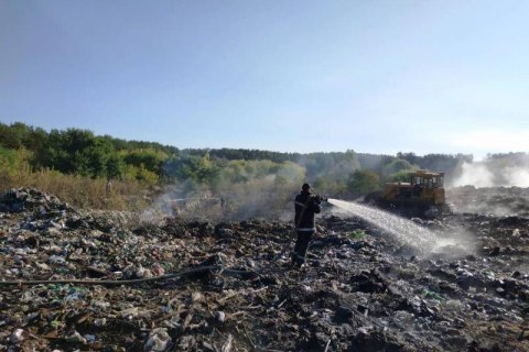 На Житомирщине горит свалка, огонь может перекинуться на лес