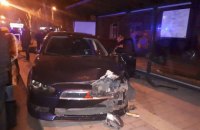  В Мариуполе автомобиль врезался в остановку, есть пострадавшие