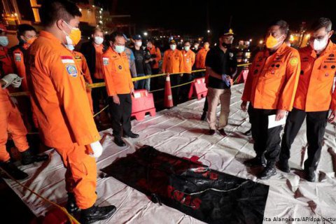 Найдены "черные ящики" самолета, который разбился в Индонезии (обновлено)