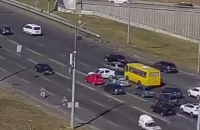 В Киеве водитель развернулся через четыре полосы, его нашли с помощью камер наблюдения