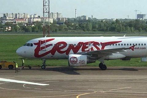 В аэропорту "Киев" погрузчик врезался в самолет