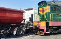 На Киевщине локомотив протаранил грузовик