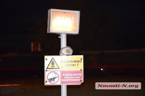 На железнодорожной станции в Николаеве вагон перерезал пополам человека