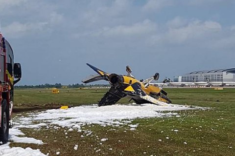 На авиашоу в Сингапуре самолет врезался в заграждение и загорелся