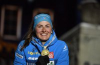 Французская биатлонистка оригинально отпраздновала медаль Чемпионата мира на церемонии награждения