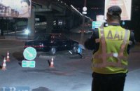 ДТП в Киеве: Ford вылетел на тротуар, врезался  дорожный знак и тяжело травмировал мужчину