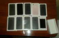 Українські митники запобігли спробі ввезення контрабандних iPhone 7