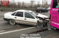 В Киеве Opel протаранил троллейбус