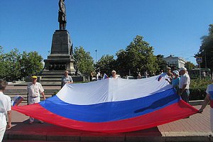 В Севастополе в знак траура развернули 20-метровый российский флаг