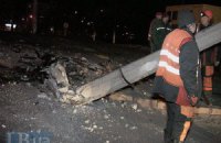 В Киеве автомобиль на полной скорости снес электроопору