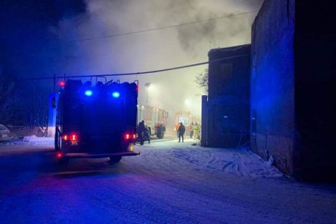 У Здолбунові горять склади з тирсою