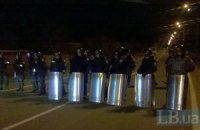 "Беркут" охраняет вход в резиденцию Януковича (Добавлены фото)