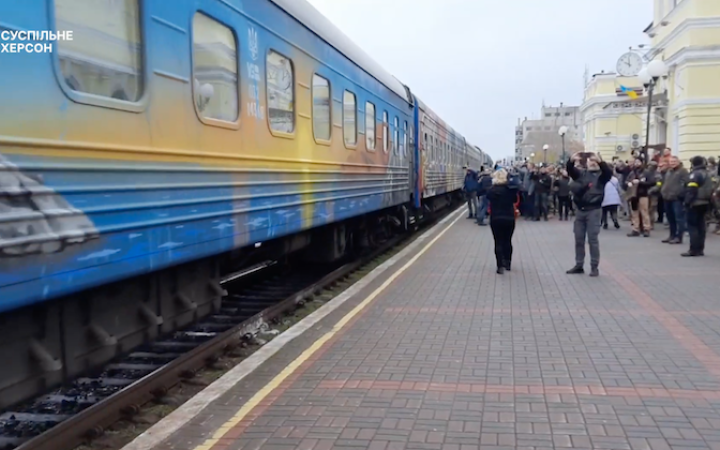 До звільненого Херсона прибув перший потяг. Відео