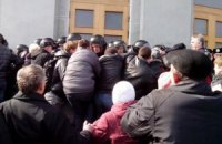В Черкассах оппозиция штурмует сессию горсовета