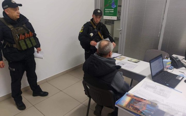 ​У Дніпрі чоловік приніс до сервісного центру МВС фейкову посвідку водія, аби поміняти її на справжню