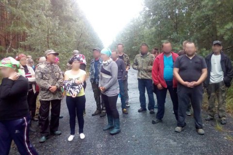 ​В Чернобыльской зоне задержали 20 ровенчан, которые приехали за ягодами