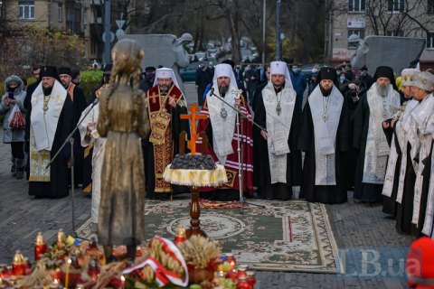 Возле музея Голодомора отслужили панихиду по жертвам трагедии