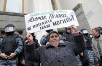 Под Кабмином собрались 100 чернобыльцев
