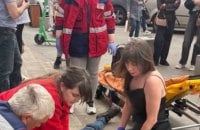 Біля станції київського метро помер чоловік. Працівники метро відмовились винести дефібрилятор